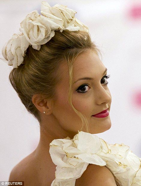 конкурс свадебных платьев из туалетной бумаги, платья из туалетной бумаги, 11th Annual Toilet Paper Wedding Dress Contest