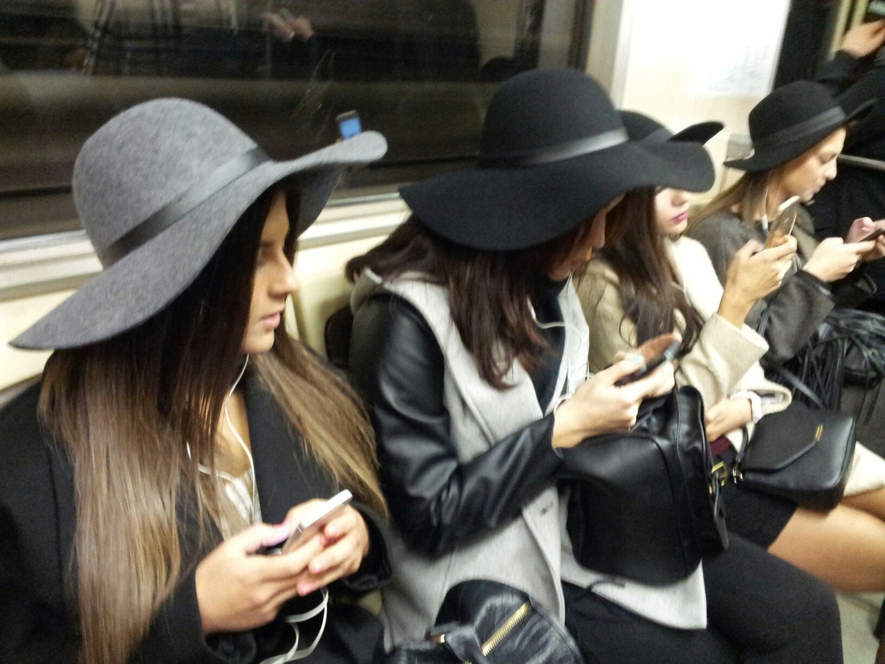 мода петербургского метро, мода метро, модники в транспорте, странные пассажиры метро 