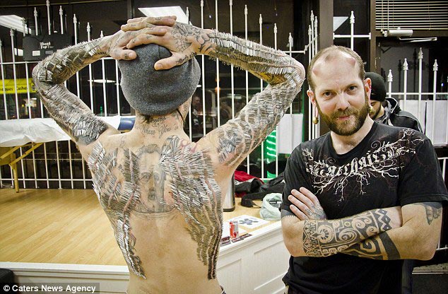 4550 игл в теле за 8 часов, чтобы побить мировой рекорд по пирсингу 4550 игл для пирсинга в теле, побили мировой рекорд по пирсингу, мировой рекорд по количеству игл по пирсингу, Мэтью Менчик, Matthew Menczyk, 4550 игл в теле за