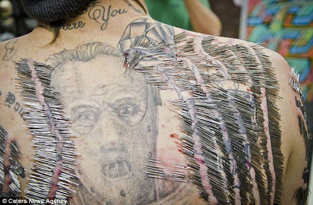 4550 игл в теле за 8 часов, чтобы побить мировой рекорд по пирсингу 4550 игл для пирсинга в теле, побили мировой рекорд по пирсингу, мировой рекорд по количеству игл по пирсингу, Мэтью Менчик, Matthew Menczyk, 4550 игл в теле за