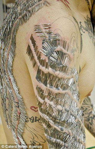 4550 игл для пирсинга в теле, побили мировой рекорд по пирсингу, мировой рекорд по количеству игл по пирсингу, Мэтью Менчик, Matthew Menczyk, 4550 игл в теле за