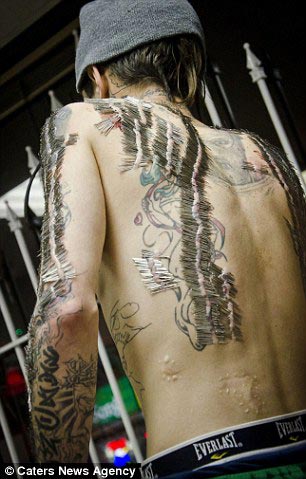 4550 игл в теле за 8 часов, чтобы побить мировой рекорд по пирсингу 4550 игл для пирсинга в теле, побили мировой рекорд по пирсингу, мировой рекорд по количеству игл по пирсингу, Мэтью Менчик, Matthew Menczyk, 4550 игл в теле за