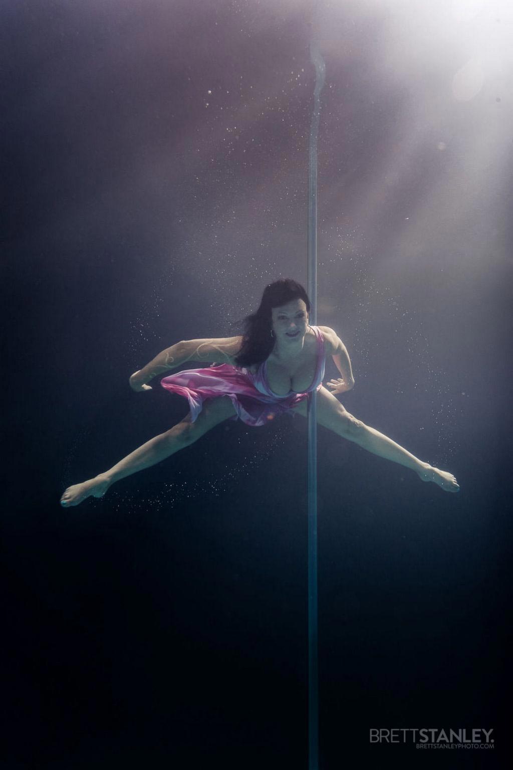 Pole dance под водой, Pole dance underwater, подводные танцы, Бретт Стенли, Brett Stanley