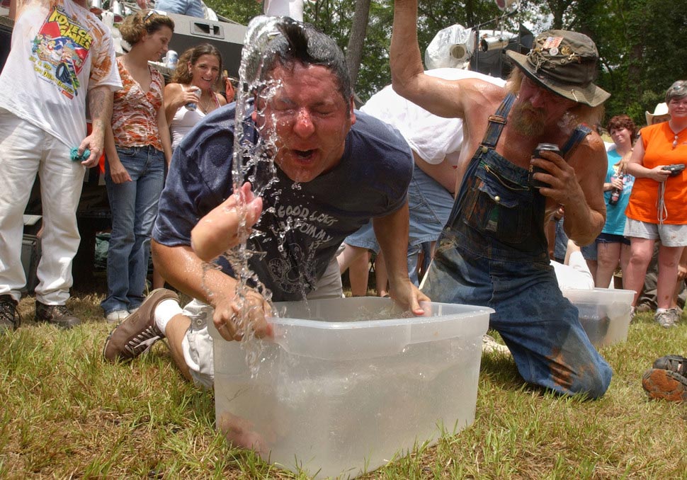 самые странные соревнования, безумные конкурсы, сумасшедшие состязания