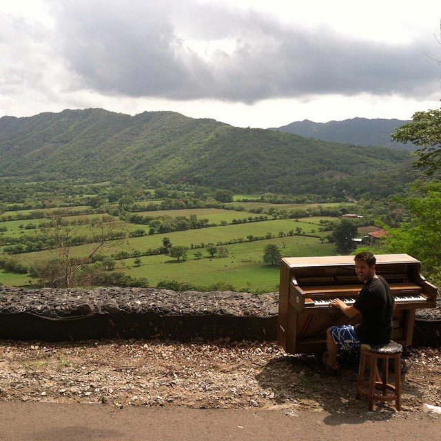 путешествие с пианино, парень отправился в путешествие с пианино, Дотан Негрин, Dotan Negrin