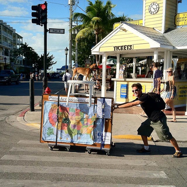 путешествие с пианино, парень отправился в путешествие с пианино, Дотан Негрин, Dotan Negrin