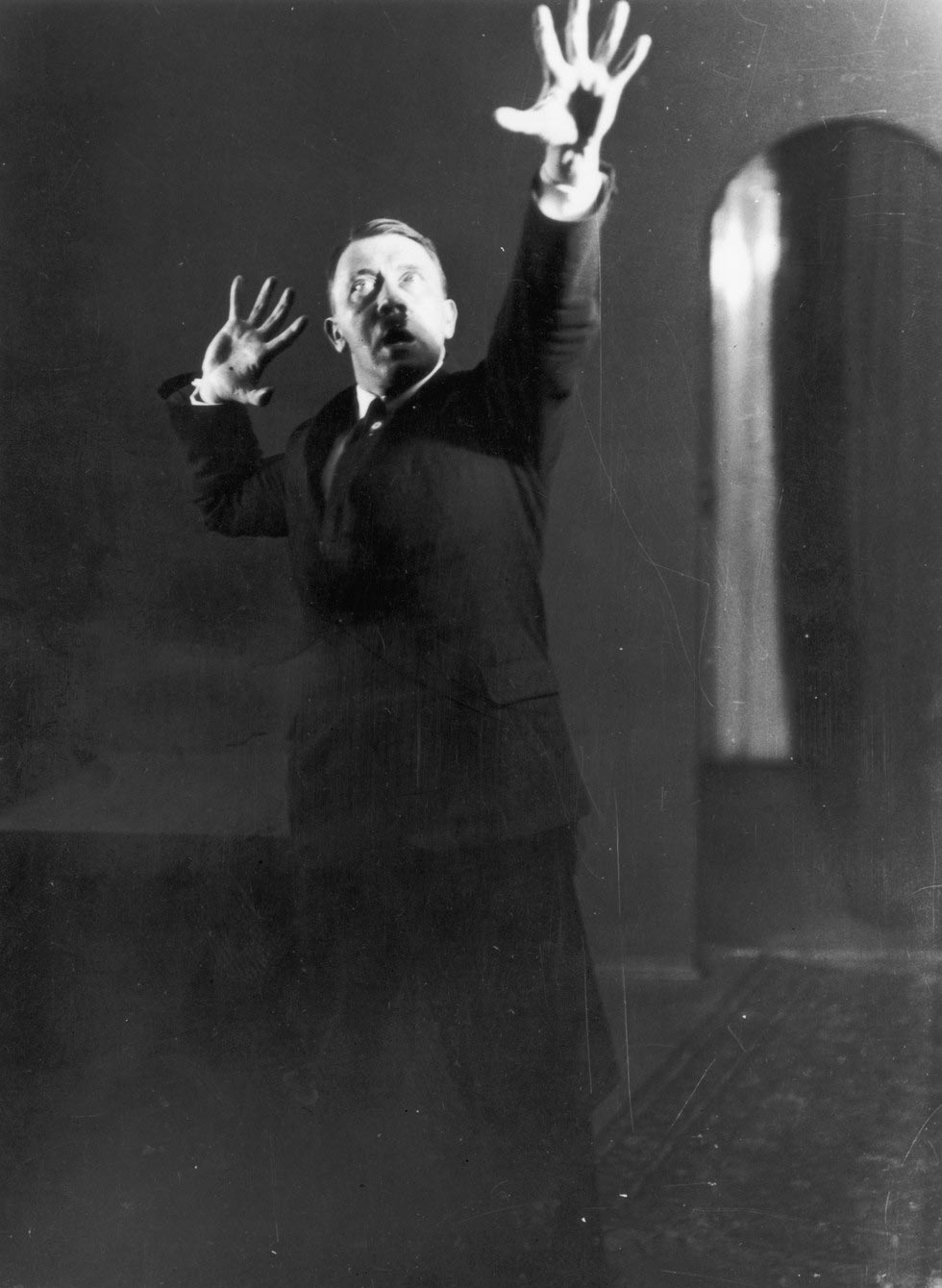 гитлер во время речи, Гитлер не хотел публиковать эти фотографии, Гитлер репетирует реч