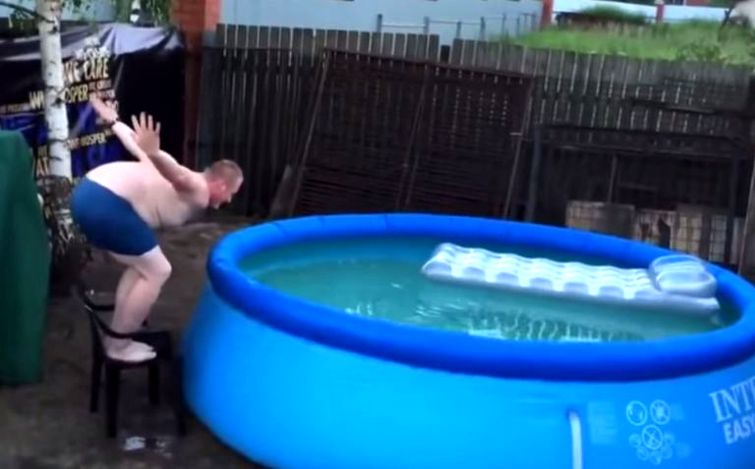 Самый смешной и провальный прыжок в бассейн этого лета провальный прыжок в бассейн, смешной прыжок в бассейн
