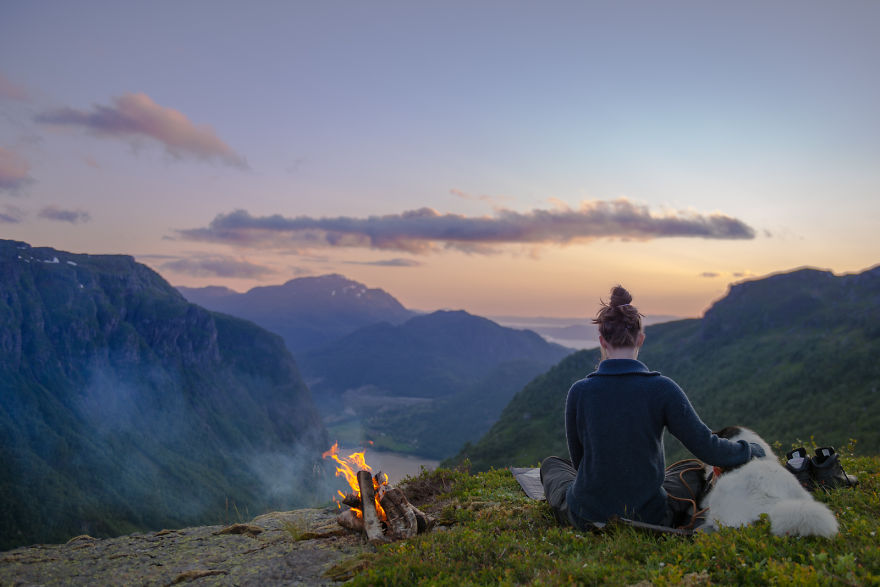 Парень бросил работу и отправился в путешествие с собакой