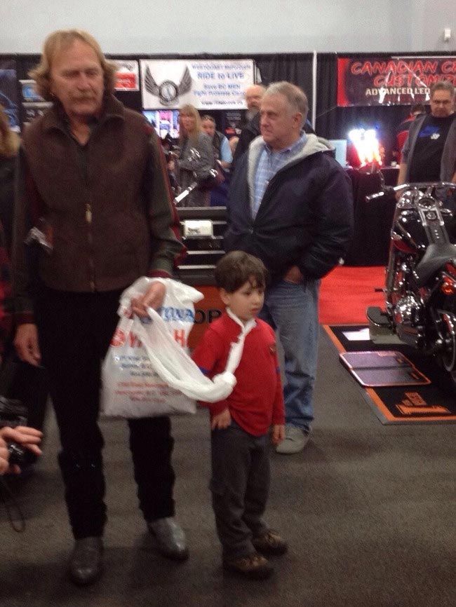 фотографии как трудно быть отцом, как трудно быть молодым отцом, доказательства трудно быть отцом, отцы и дети смешное