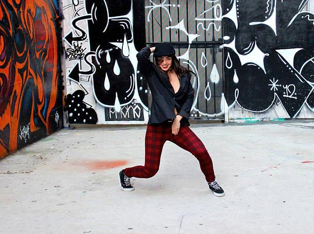 Любишь меня, люби мою родинку: танцовщица отказалась от операции по удалению огромной родинки на лице девушка с огромной родинкой, Кассандра Нод, Cassandra Naud, девушка отказалась удалять огромную родинку, огромная родинка на лице