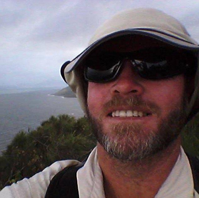 Рыбак думал, что поймал лосося, а на самом деле он вытянул нечто более пугающее и опасное думал поймал лосося а поймал крокодила, рыбак поймал крокодила, крокодил вцепился ув лосося, вытянул лосося вместе с крокодилом