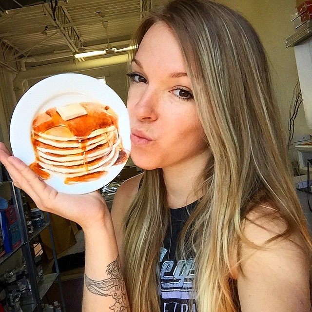 Гиперреалистичные рисунки на тарелках, которые сложно отличить от реальных вещей Гиперреалистичные рисунки на тарелках, Plart, Жаклин Пуарье, Jacqueline Poirier