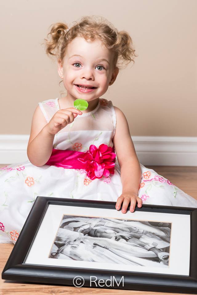 преждевременные, недоношенные дети фото сразу после рождения, недоношенные дети держат свои фото после рождения