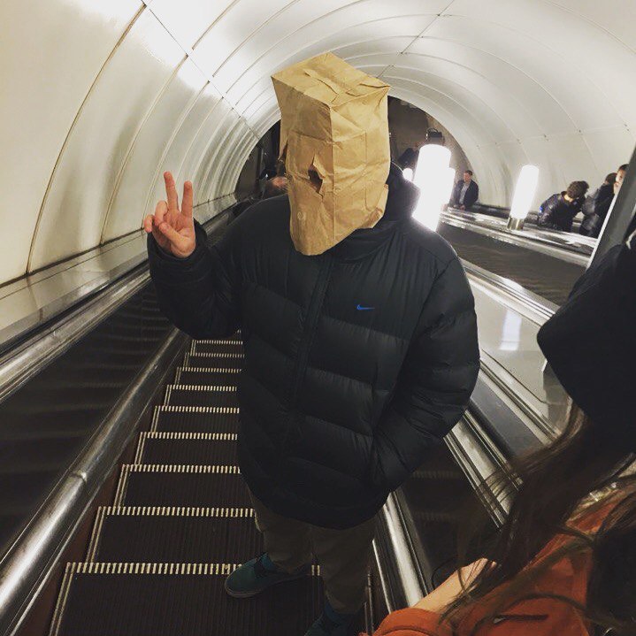 Фото парня в метро