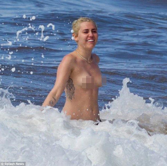 Майли Сайрус топлес резвится с сыном Шварценеггера на пляже Майли Сайрус топлес, Майли Сайрус без верха, грудь Майли Сайрус, Майли Сайрус и сын Шварценеггера, Майли Сайрус и Патрик Шварценеггер