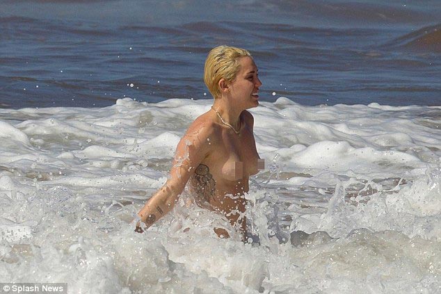 Майли Сайрус топлес резвится с сыном Шварценеггера на пляже Майли Сайрус топлес, Майли Сайрус без верха, грудь Майли Сайрус, Майли Сайрус и сын Шварценеггера, Майли Сайрус и Патрик Шварценеггер