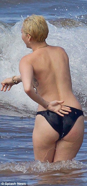 Майли Сайрус топлес резвится с сыном Шварценеггера на пляже Майли Сайрус топлес, Майли Сайрус без верха, грудь Майли Сайрус, Майли Сайрус и сын Шварценеггера, Майли Сайрус и Патрик Шварценеггер