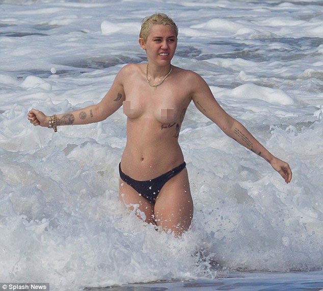 Майли Сайрус топлес резвится с сыном Шварценеггера на пляже Майли Сайрус топлес, Майли Сайрус без верха, грудь Майли Сайрус, Майли Сайрус и сын Шварценеггера, Майли Сайрус и Патрик Шварценеггер