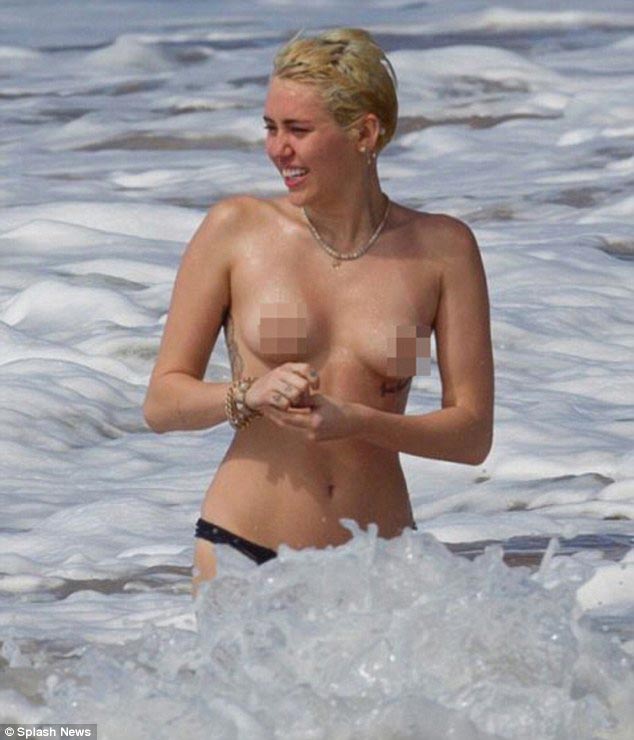 Майли Сайрус топлес резвится с сыном Шварценеггера на пляже Майли Сайрус топлес, Майли Сайрус без верха, грудь Майли Сайрус, Майли Сайрус и сын Шварценеггера, Майли Сайрус и Патрик Шварценеггер