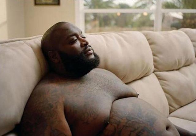 Доказательство того, что лето, это худшее время года для девушек с бoльшoй гpyдью летние проблемы девушек, проблемы девушек