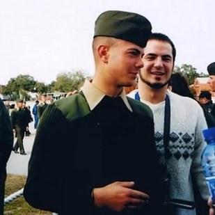 Суровый морской пехотинец сменил пол, превратившись в хрупкую женщину, и снял свою трансформацию на видео морской пехотинец сменил пол, морской пехотинец превратился в женщину, sona Avedian