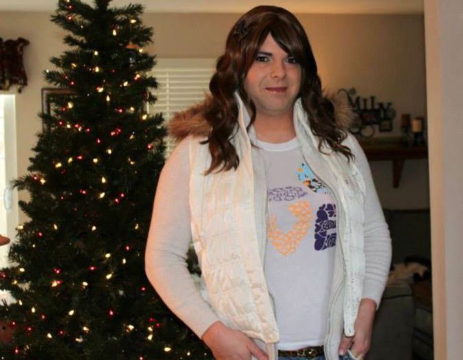 Суровый морской пехотинец сменил пол, превратившись в хрупкую женщину, и снял свою трансформацию на видео морской пехотинец сменил пол, морской пехотинец превратился в женщину, sona Avedian