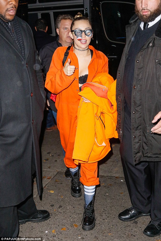 самые безумные наряды Майли Сайрус, наряды майли сайрус