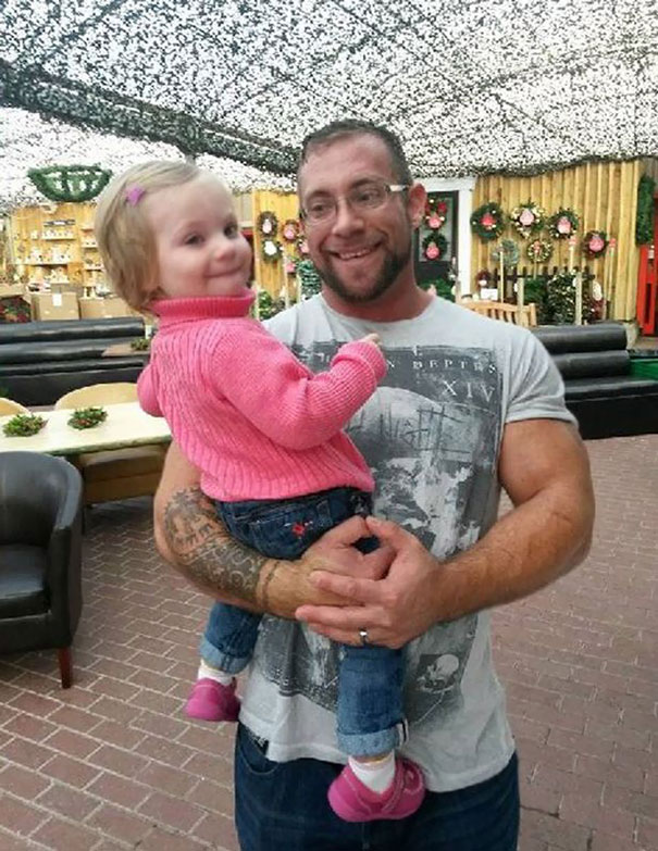 Родители покрыли свои ноги татуировками в виде родимых пятен дочери