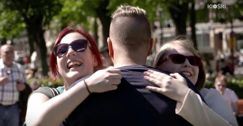 Что происходит, когда ВИЧ-инфицированный парень просит незнакомцев прикоснуться к себе ВИЧ инфицированный попросил прикоснуться к нему, больной ВИЧ парень попросил прикоснуться к нему