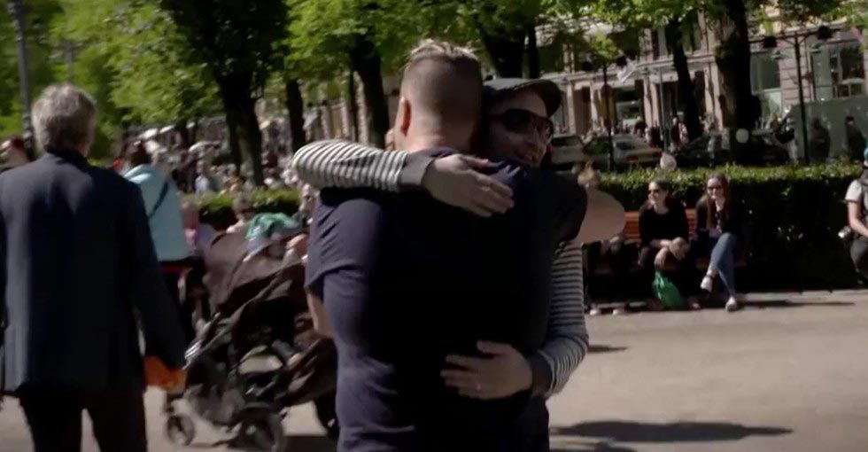 Что происходит, когда ВИЧ-инфицированный парень просит незнакомцев прикоснуться к себе ВИЧ инфицированный попросил прикоснуться к нему, больной ВИЧ парень попросил прикоснуться к нему