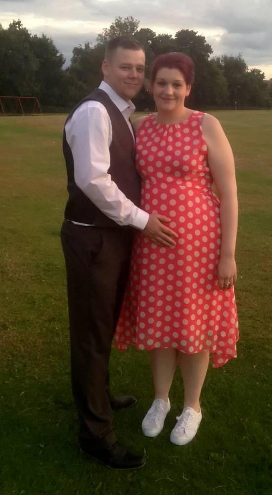 орангутанг поцеловал живот беременной, в зоопарке орангутанг поцеловал беременный живот, орангутанг поцеловал живот беременной женщины