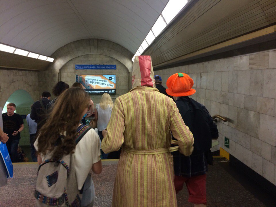 мода петербургского метро, мода метро, модники в транспорте, странные пассажиры метро 