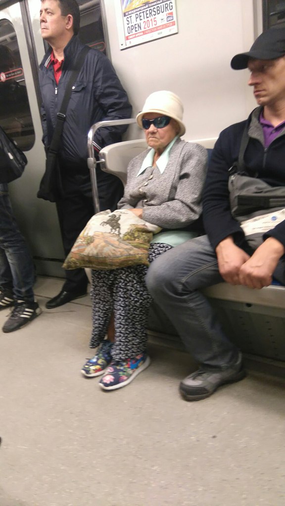 мода петербургского метро, мода метро, модники в транспорте, странные пассажиры метро 