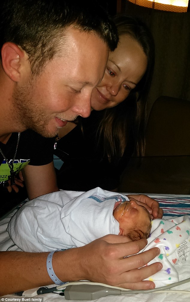 Ребенок, родившийся без части мозга и черепа не только выжил, но и отпраздновал свой первый день рождения ребёнок без части мозга и черепа, сильный Джексон