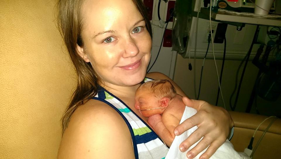 Ребенок, родившийся без части мозга и черепа не только выжил, но и отпраздновал свой первый день рождения ребёнок без части мозга и черепа, сильный Джексон