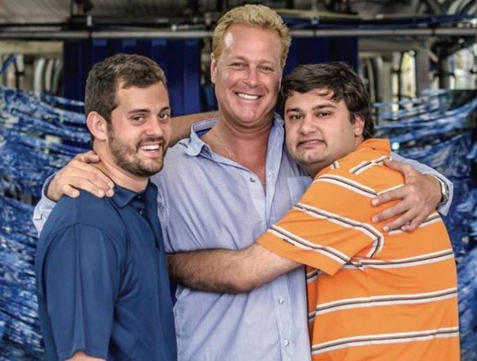 автомойка работают аутисты, отец позаботился о сыне аутисте, автомойка для аутистов, Rising Tide Car Wash, бизнес для аутистов