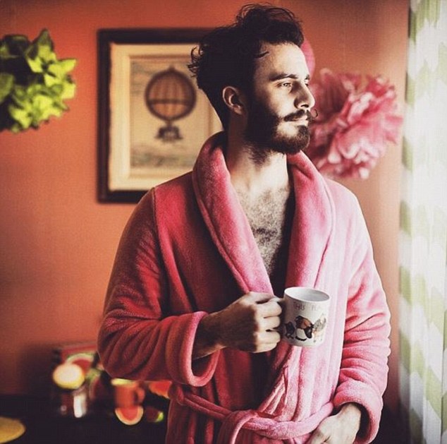 4 января мужчина. Мужчина в халате с кофе. Мужчина в халате. Мужчина в халате с чашкой кофе. Халат кофе.