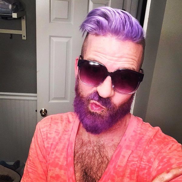 разноцветные бороды, парни красят бород, радужная борода, цветная борода