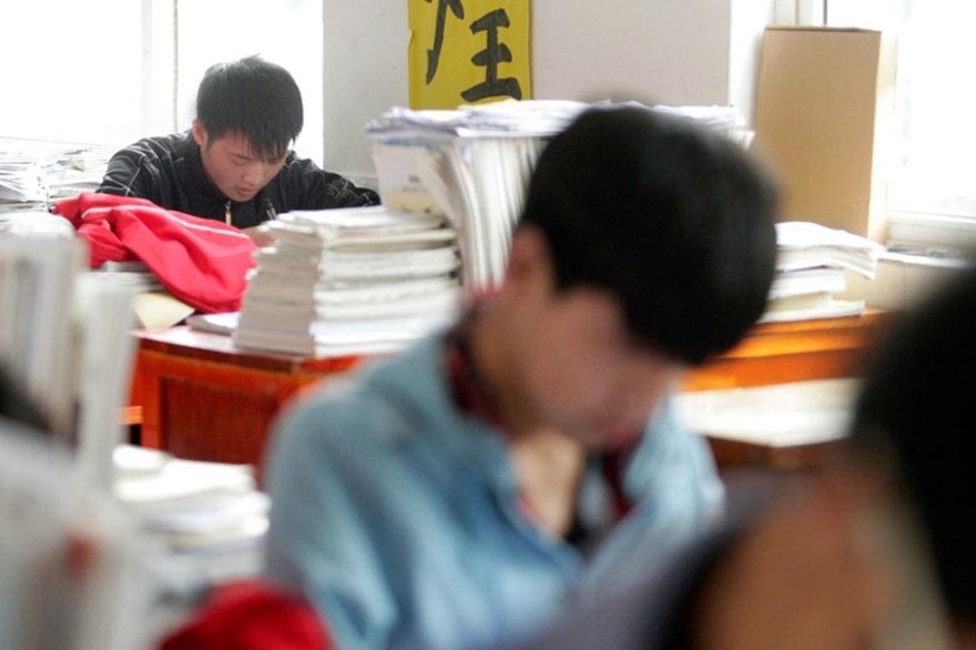 Парень носит своего друга-инвалида на спине, китаец носит своего одноклассника в школу на спине