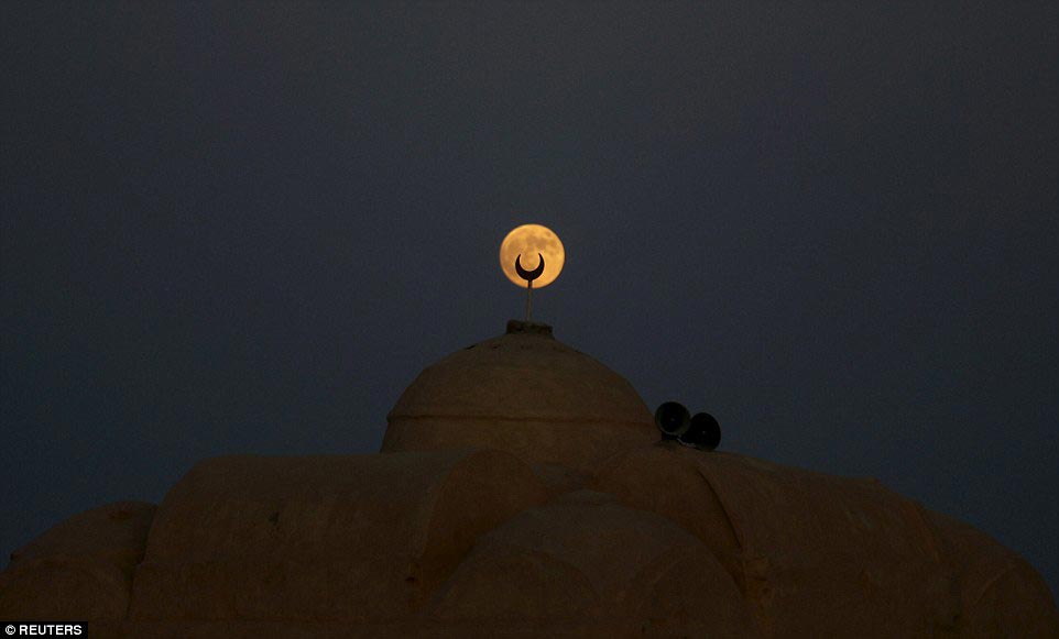 факты о кровавой супер луне, кровавая суперлуна, фотографии кровавой суперлуны из разных стран, кровавая супер луна в разных странах