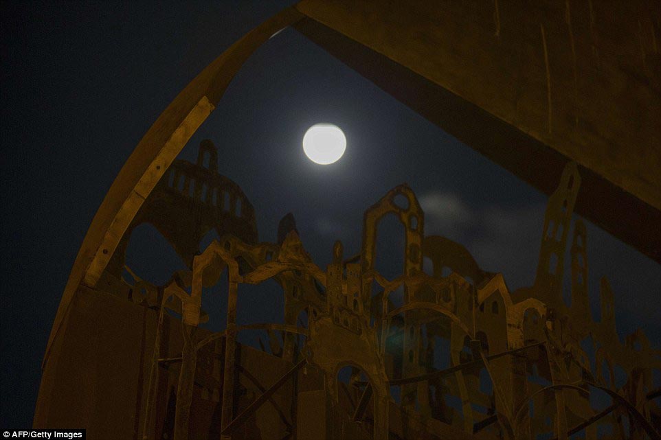 факты о кровавой супер луне, кровавая суперлуна, фотографии кровавой суперлуны из разных стран, кровавая супер луна в разных странах