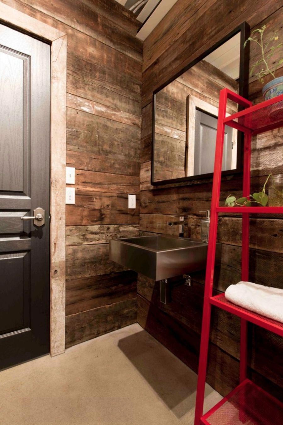 Ванная комната в стиле лофт в деревянном доме