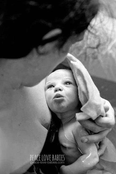 Чудо рождения, новорождённые дети, женщины со своими детьми, только что родившие женщины