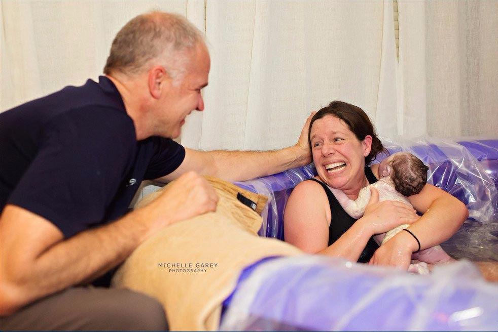 Чудо рождения, новорождённые дети, женщины со своими детьми, только что родившие женщины