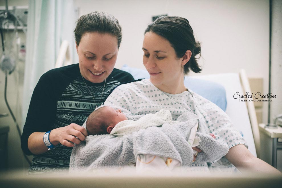 Чудо рождения, новорождённые дети, женщины со своими детьми, только что родившие женщины