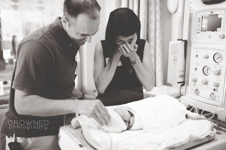 Чудо рождения, новорождённые дети, женщины со своими детьми, только что родившие женщины