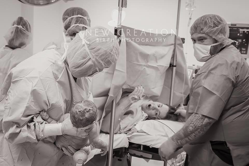 Чудо рождения, новорождённые дети, женщины со своими детьми, только что родившие женщины