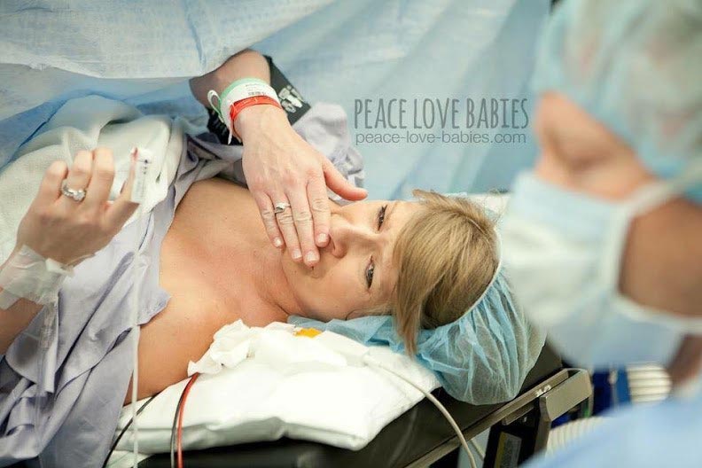 Чудо рождения, новорождённые дети, женщины со своими детьми, только что родившие женщины