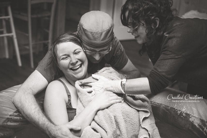 Чудо рождения, новорождённые дети, женщины со своими детьми, только что родившие женщины